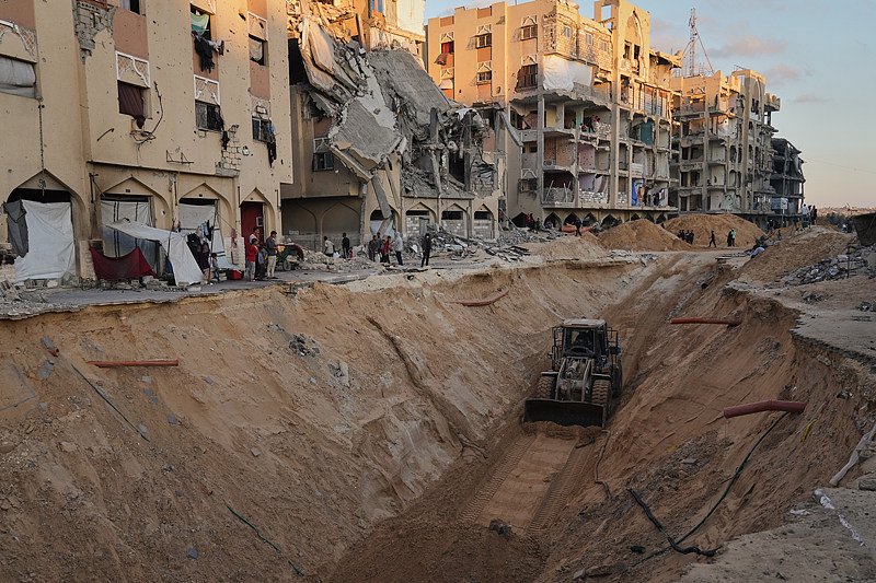 △当地时间10月18日，加沙地带南部汗尤尼斯，哈马斯正在搜寻被扣押人员的遗体。