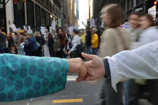 示威者在纽约参加“不要国王”抗议活动。