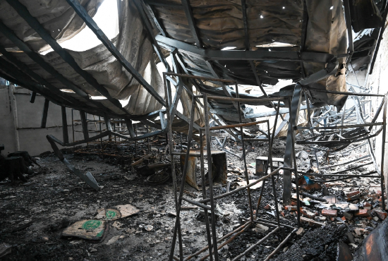 7月30日，柬埔寨奥多棉吉省一个村庄受损的建筑物