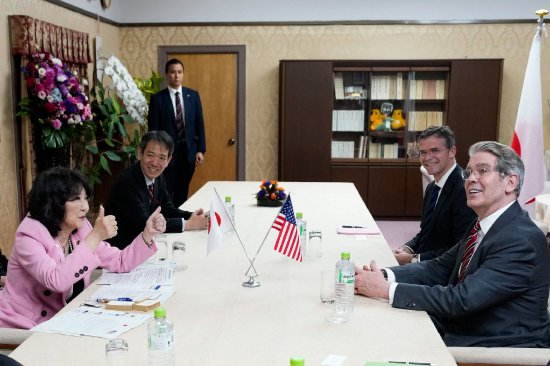 贝森特与片山皋月在东京会谈
