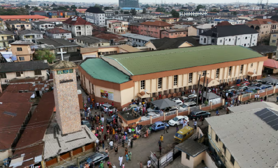 尼日利亚人口大致分为穆斯林和基督徒。