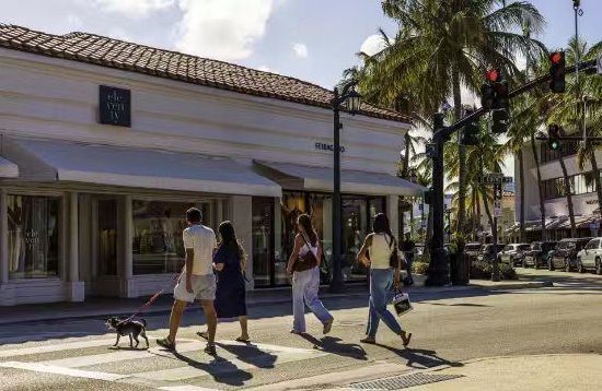 佛罗里达州棕榈滩沃斯大道上的购物者