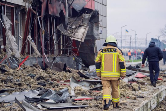 12月6日，乌克兰法斯蒂夫火车站遭到俄罗斯袭击后，紧急救援人员赶到现场。