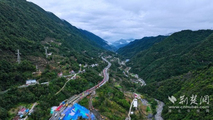 沪渝高速滑坡路段全景.JPG.JPG
